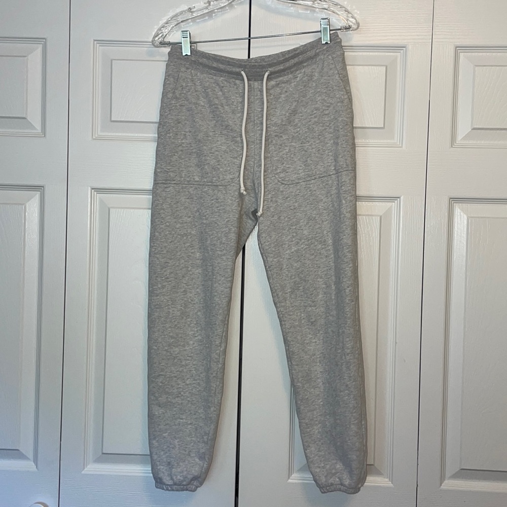 American Eagle XS gray joggers. 2 front pockets Elastic waist and legs. Comfy!